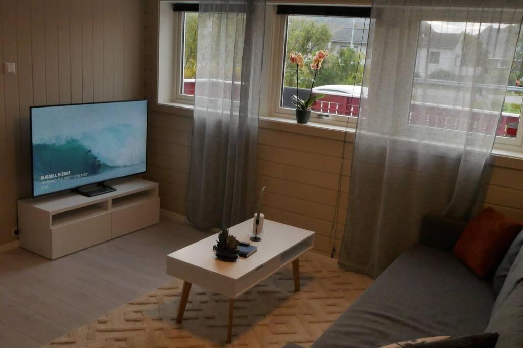 Nyrenovert Leilighet Med Gratis Parkering Leknes Eksteriør billede